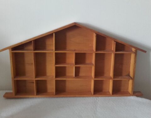 Petite étagère chalet d'exposition en bois La Garenne-Colombes (92)