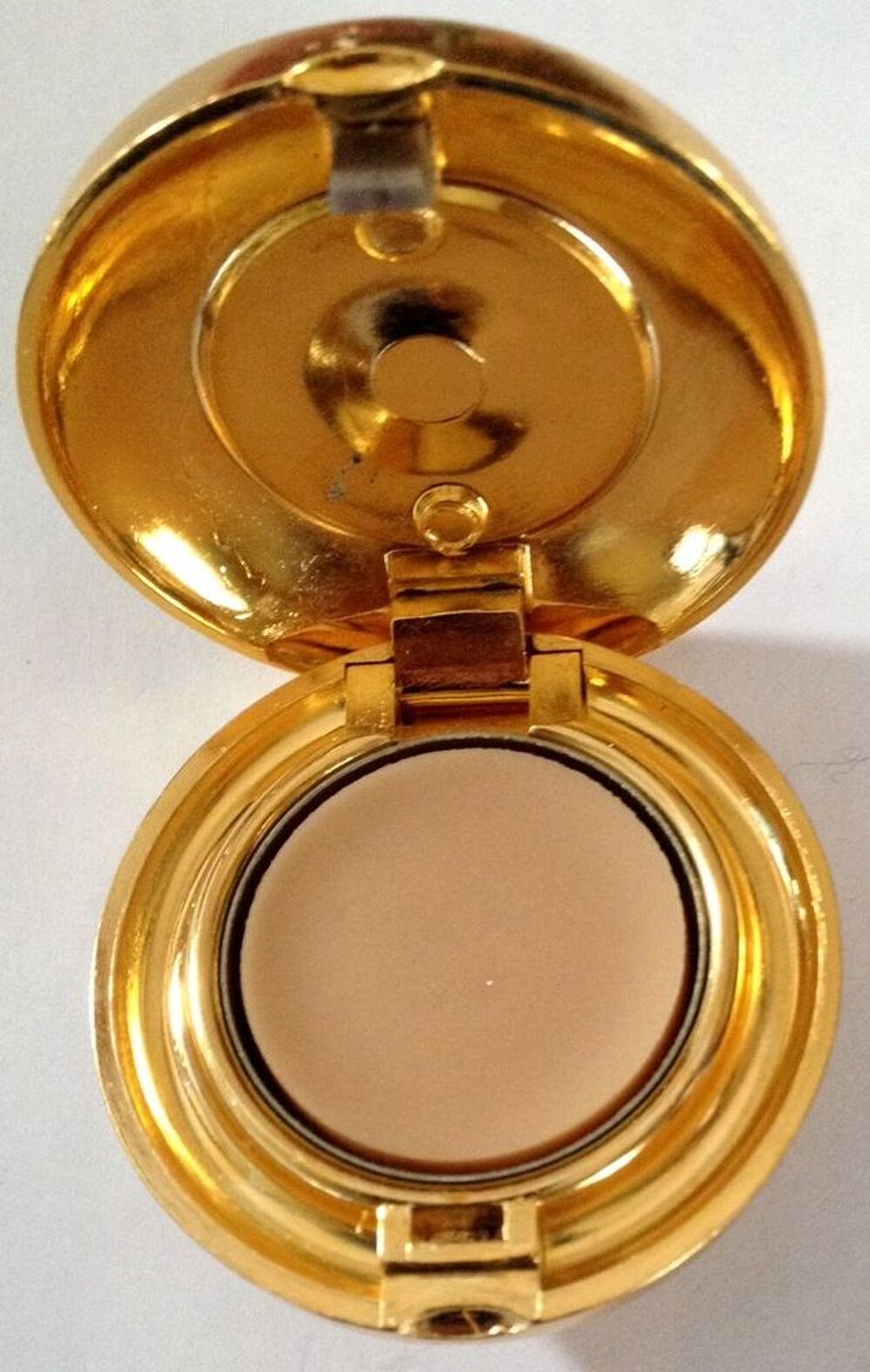 Rare et authentique broche CELINE avec diffuseur de parfum 
