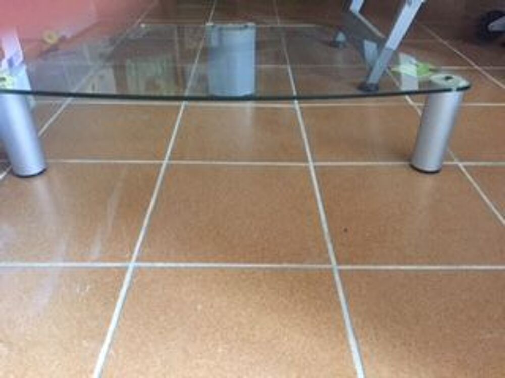 TABLE BASSE D'ANGLE ,TRES MODERNE, PIED ALLU , EN VERRE Meubles