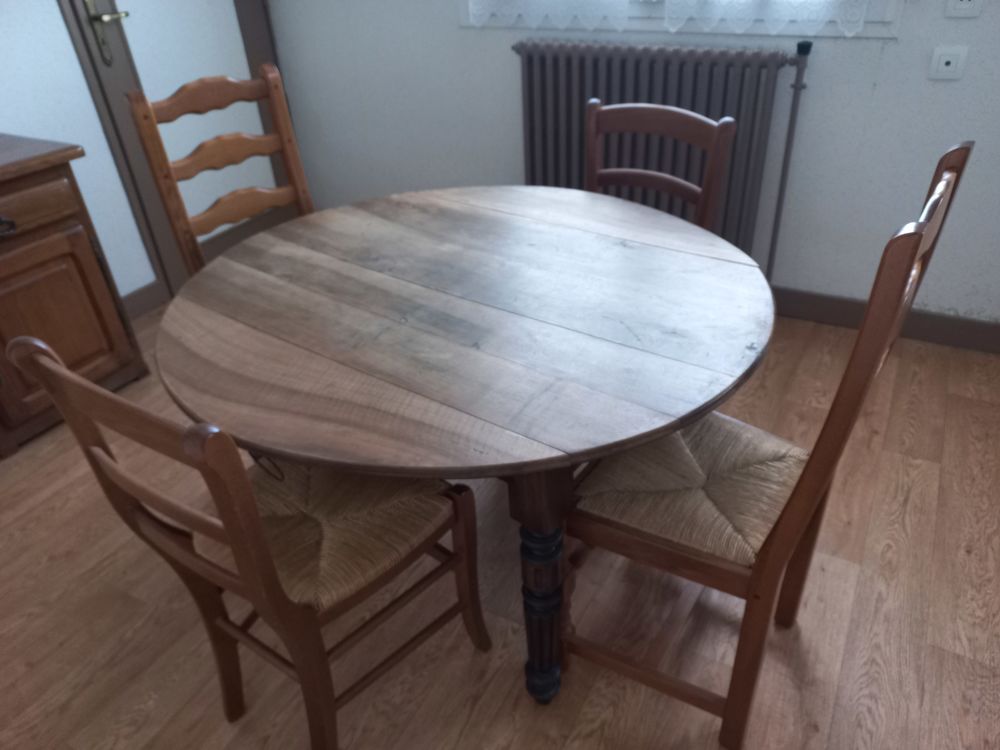 Table ronde + 4 chaises
Meubles