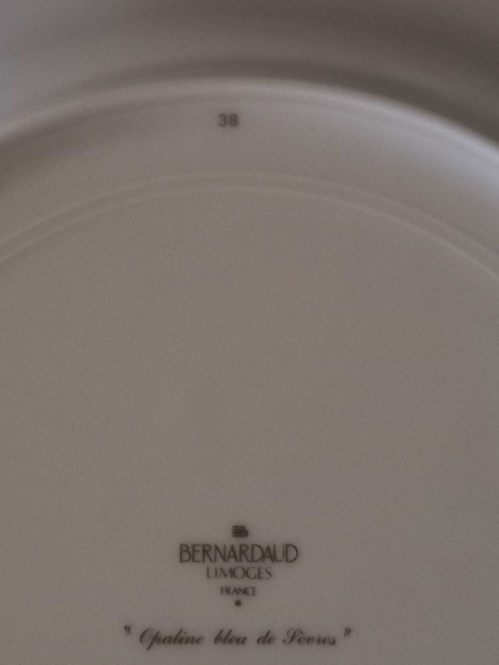 Assiettes de pr&eacute;sentation " Opaline bleu de S&egrave;vres " Décoration