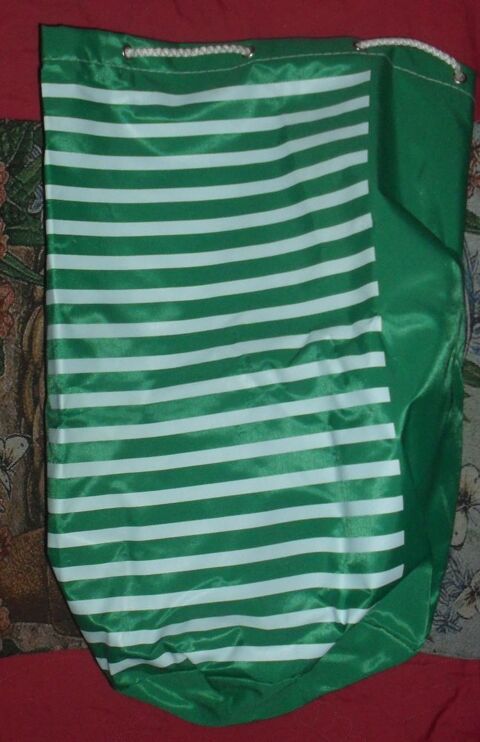 Sac  dos vert  rayures blanche NEUF. 0 Montreuil (93)