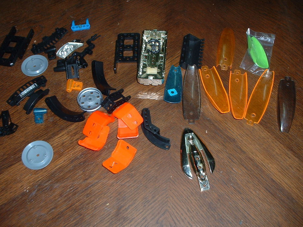 Pi&egrave;ces d&eacute;tach&eacute;es pour v&eacute;hicules t&eacute;l&eacute;command&eacute;s M&eacute;cano. Jeux / jouets