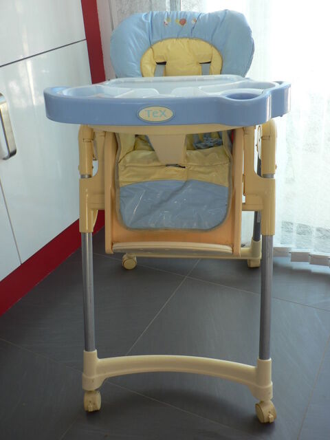 Chaise Haute  sur Roulette pour BB
Parfait état - Prix 48€  48 Noyal-sur-Vilaine (35)