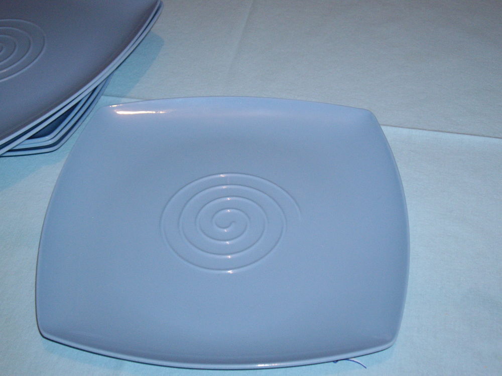 LOT 6 ASSIETTES BLEU
EN PLASTIQUE
22 CM X 22 CM ENVIRON
Cuisine