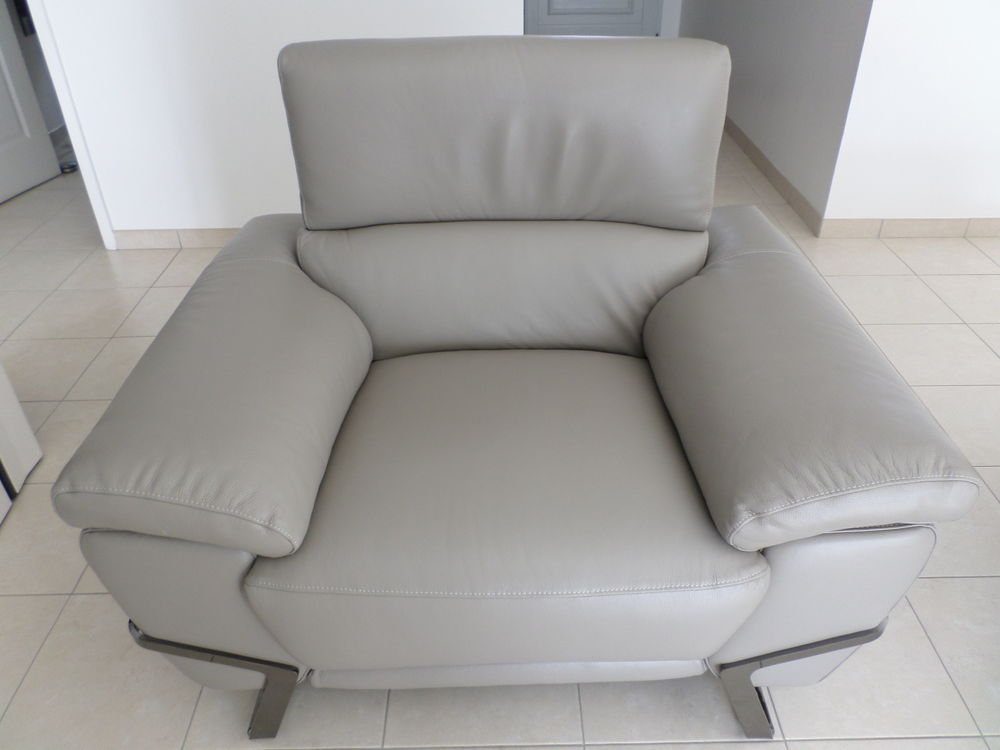 canap&eacute; et son fauteuil en cuir gris relax neuf. Meubles