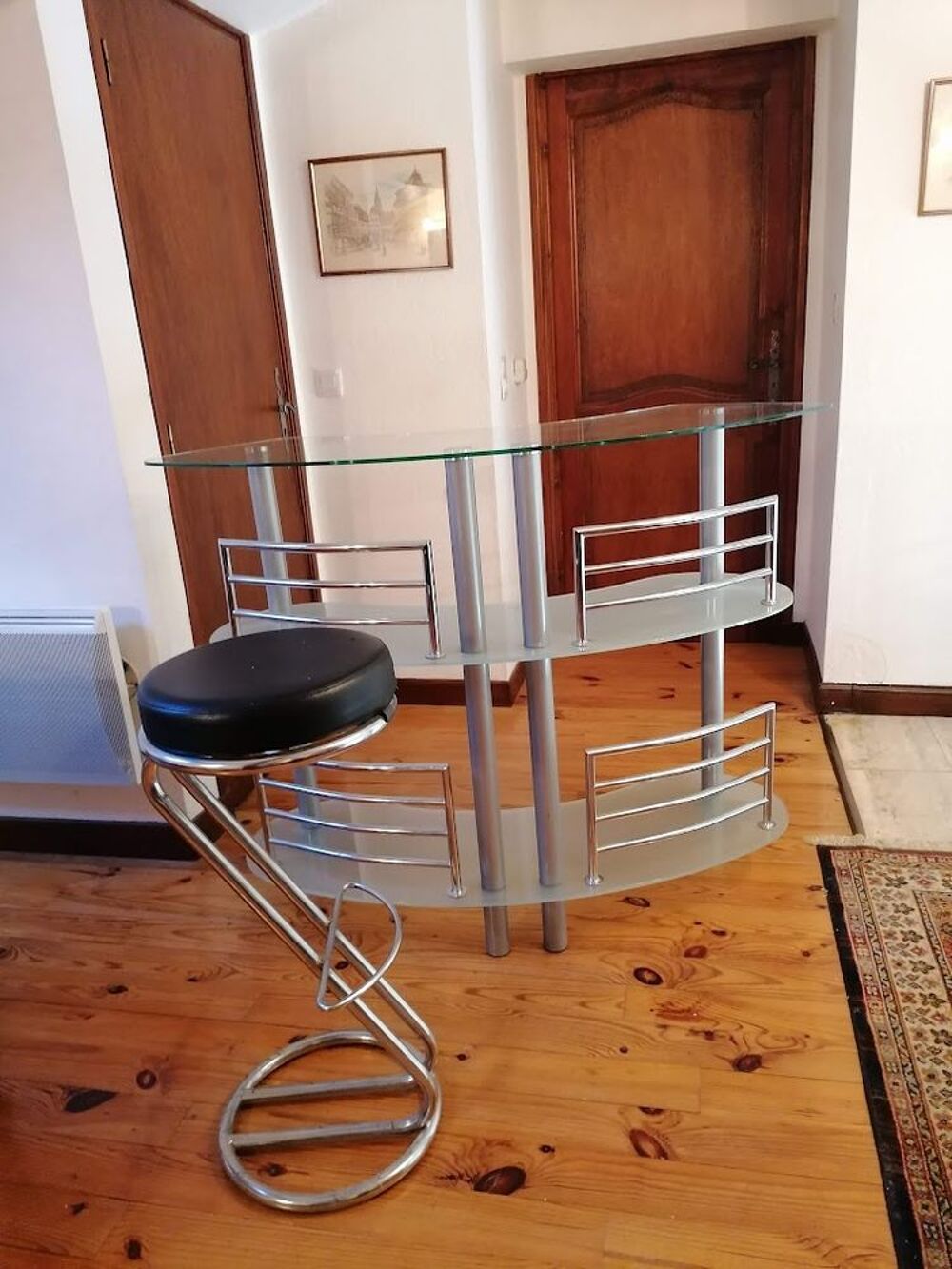 Bar en verre et m&eacute;tal et 4 tabourets de bar. Bon &eacute;tat Meubles