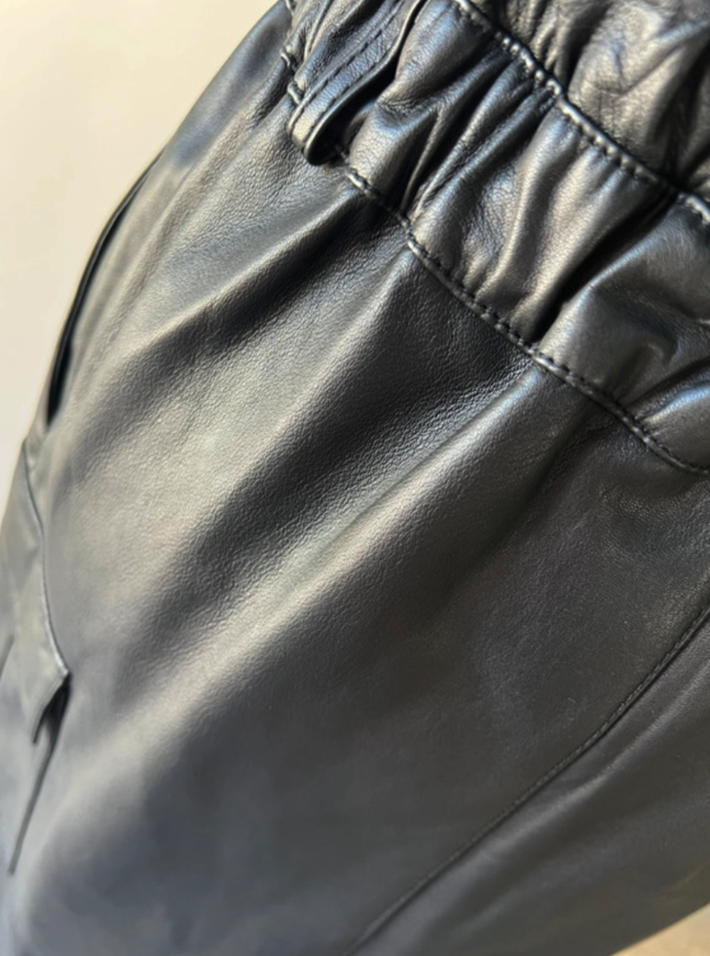 Jupe en cuir Alter Ego
S / 36 / 8&middot;Neuf avec &eacute;tiquette Vêtements