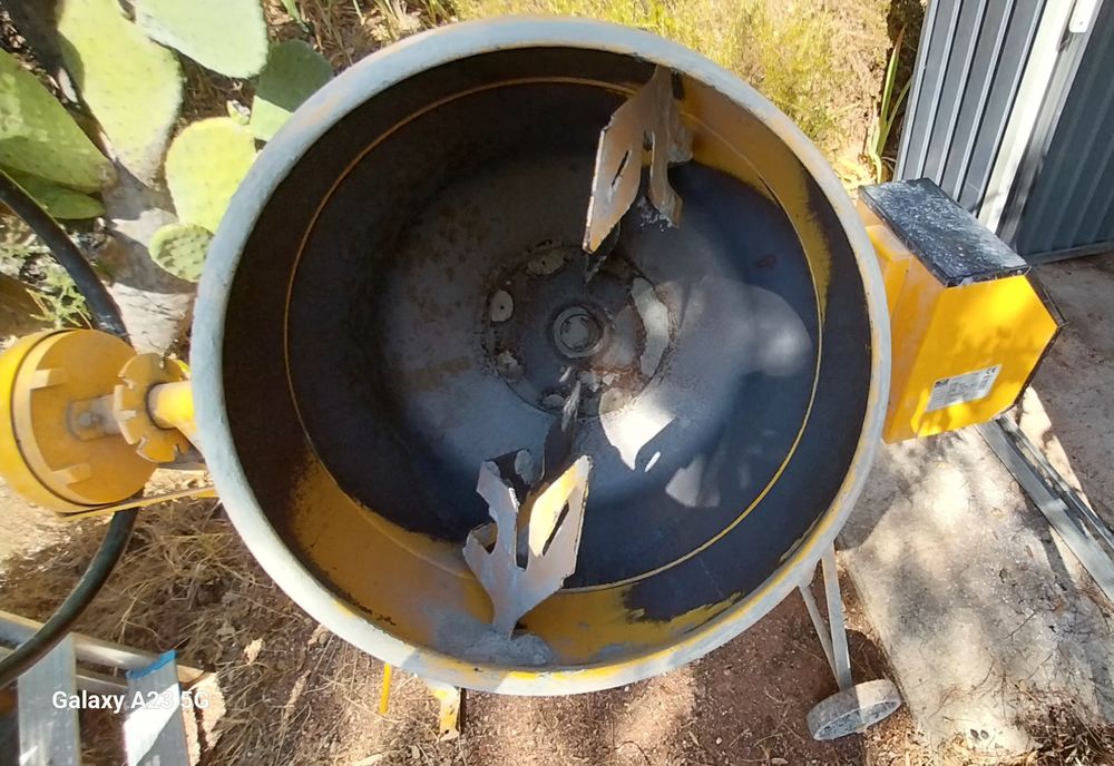B&eacute;tonni&egrave;re &eacute;lectrique jaune Bricolage