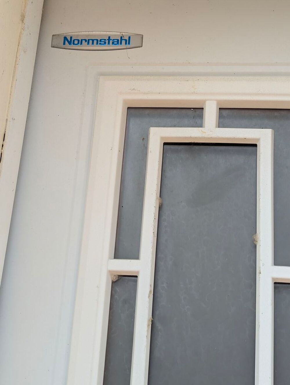 Porte de garage blanche avec fen&ecirc;tres
Bricolage