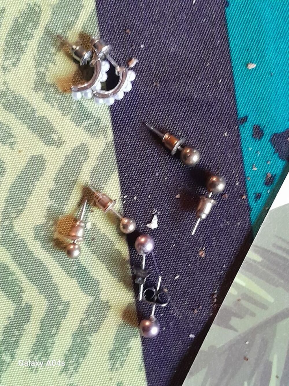 Diverses boucles d'oreilles fantaisie &agrave; 2 euros l.unit&eacute; Bijoux et montres