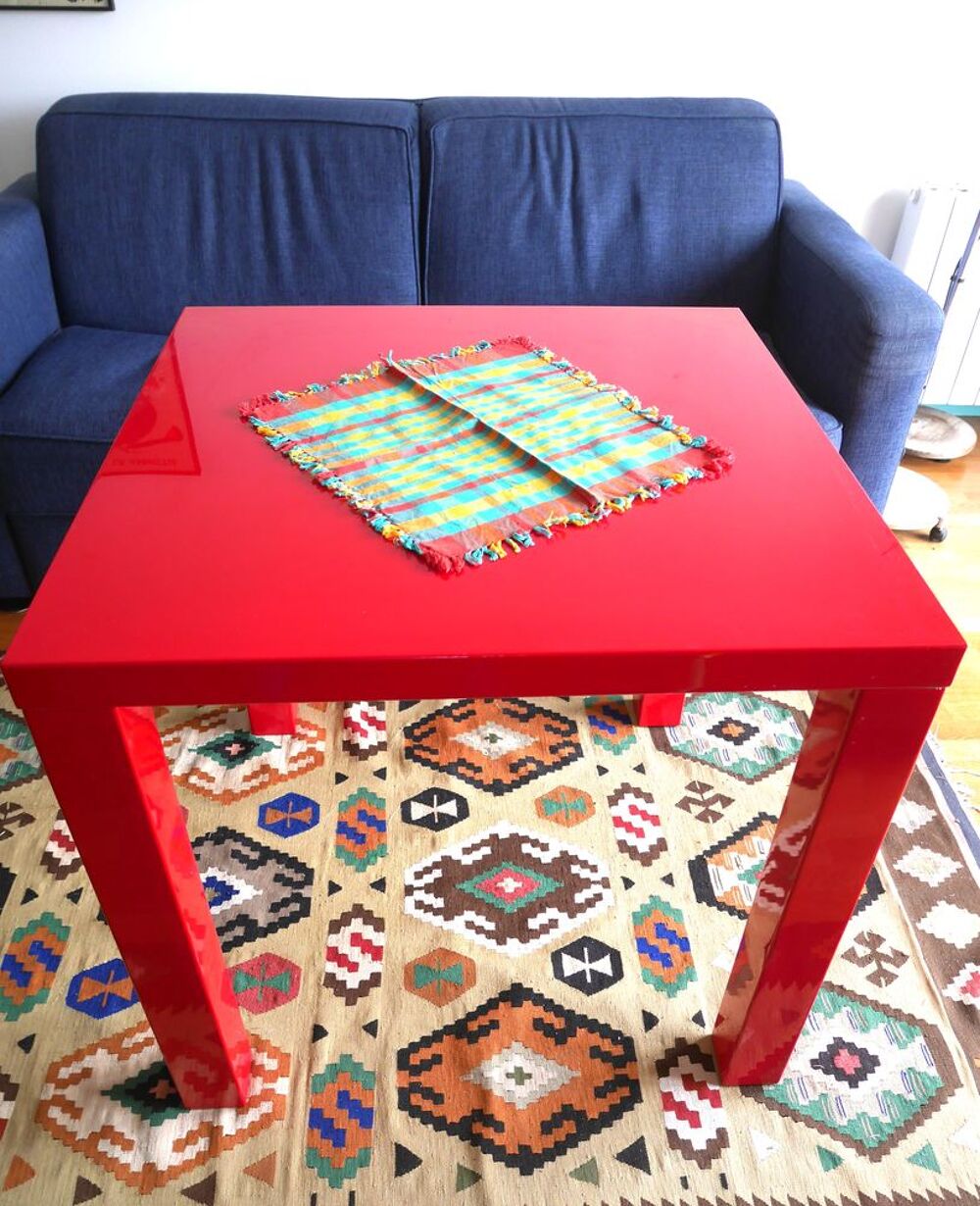 Table carr&eacute;e design laqu&eacute;e rouge. 80x80x76. Etat parfait. Meubles