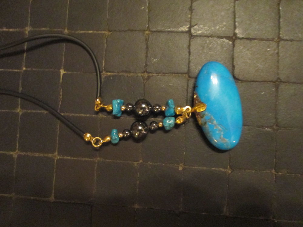 Collier pendentif h&eacute;matite et pierre turquoise Bijoux et montres