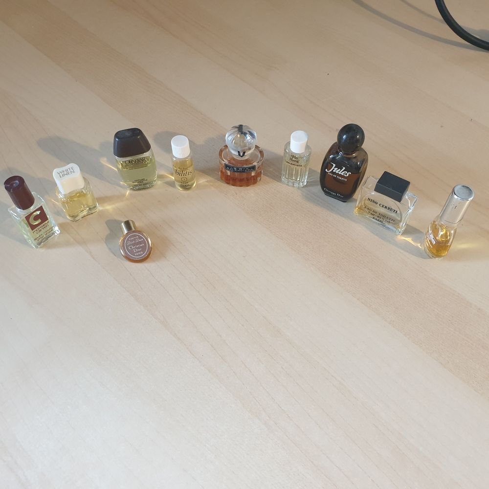 lot de 10 miniatures de parfums grandes marques avec leur contenant. Vendable en lot uniquement. 