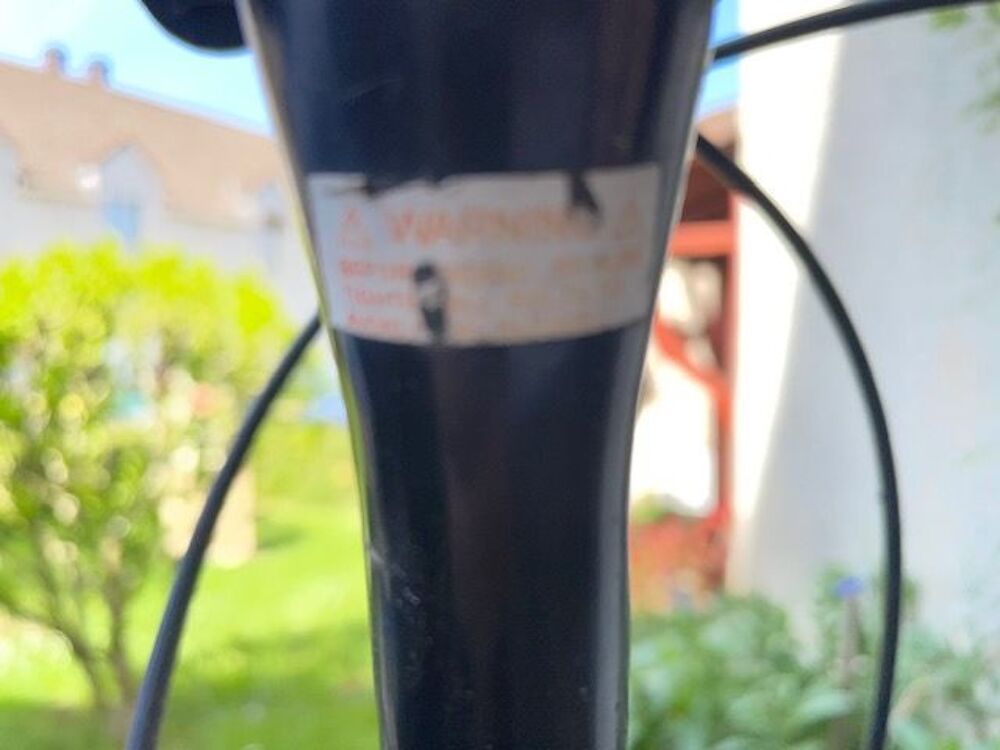 V&eacute;lo de ville noir avec suspension avant Vélos