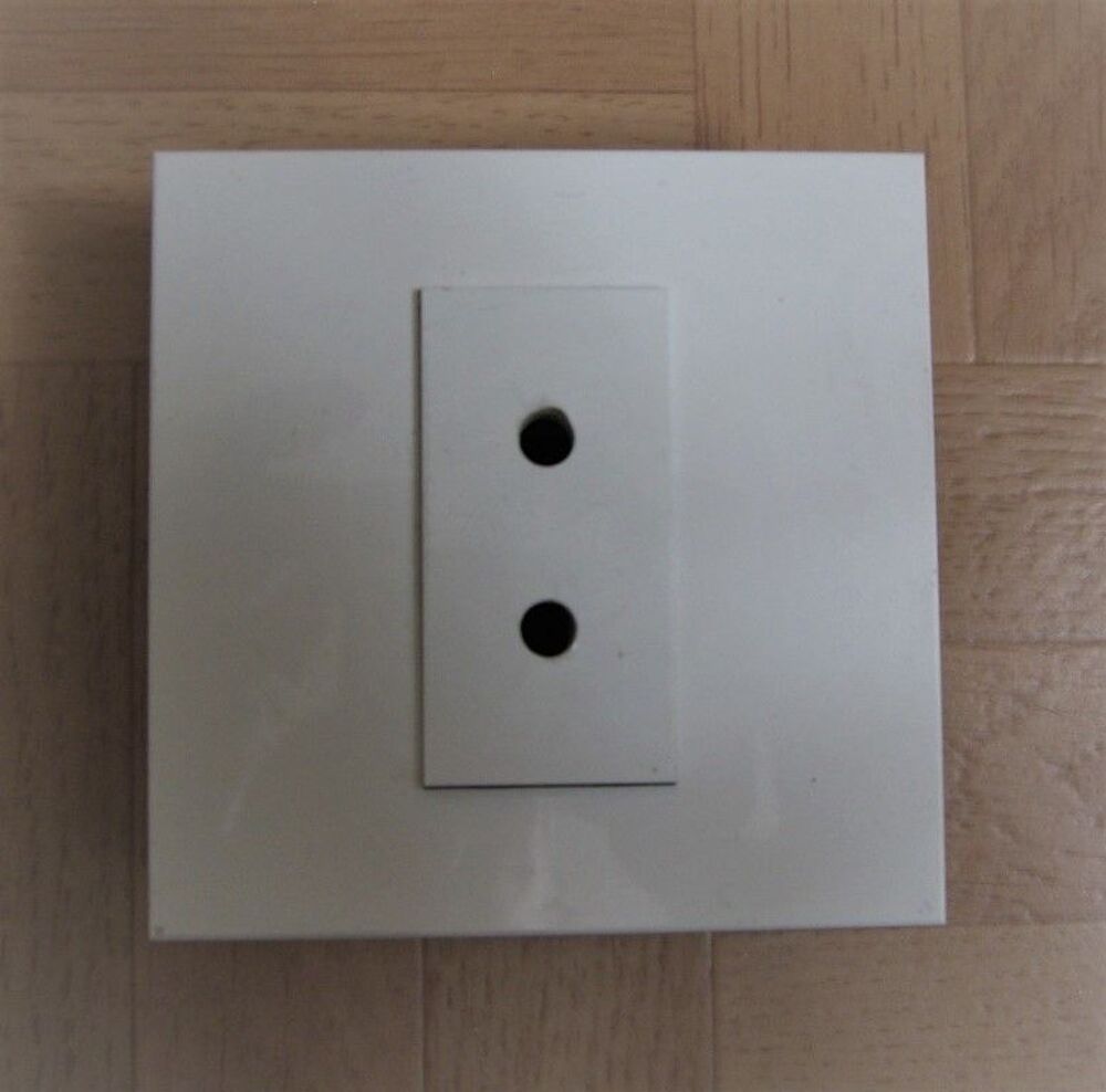 Prise &eacute;lectrique &agrave; encastrer Legrand Bricolage
