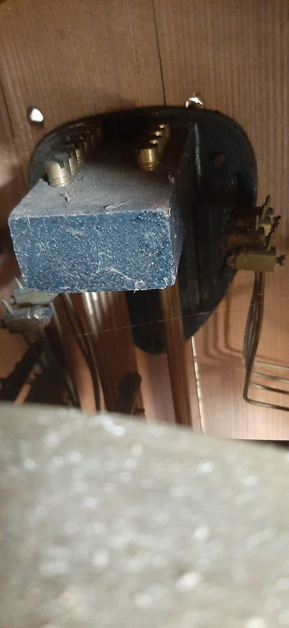 Pendule &agrave; balancier et poids en cuivre 