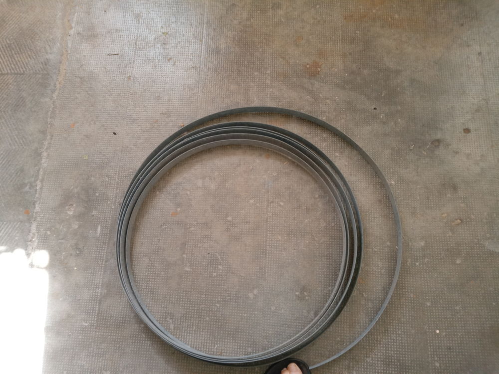  Une couronne de feuillard galvanise. Bricolage