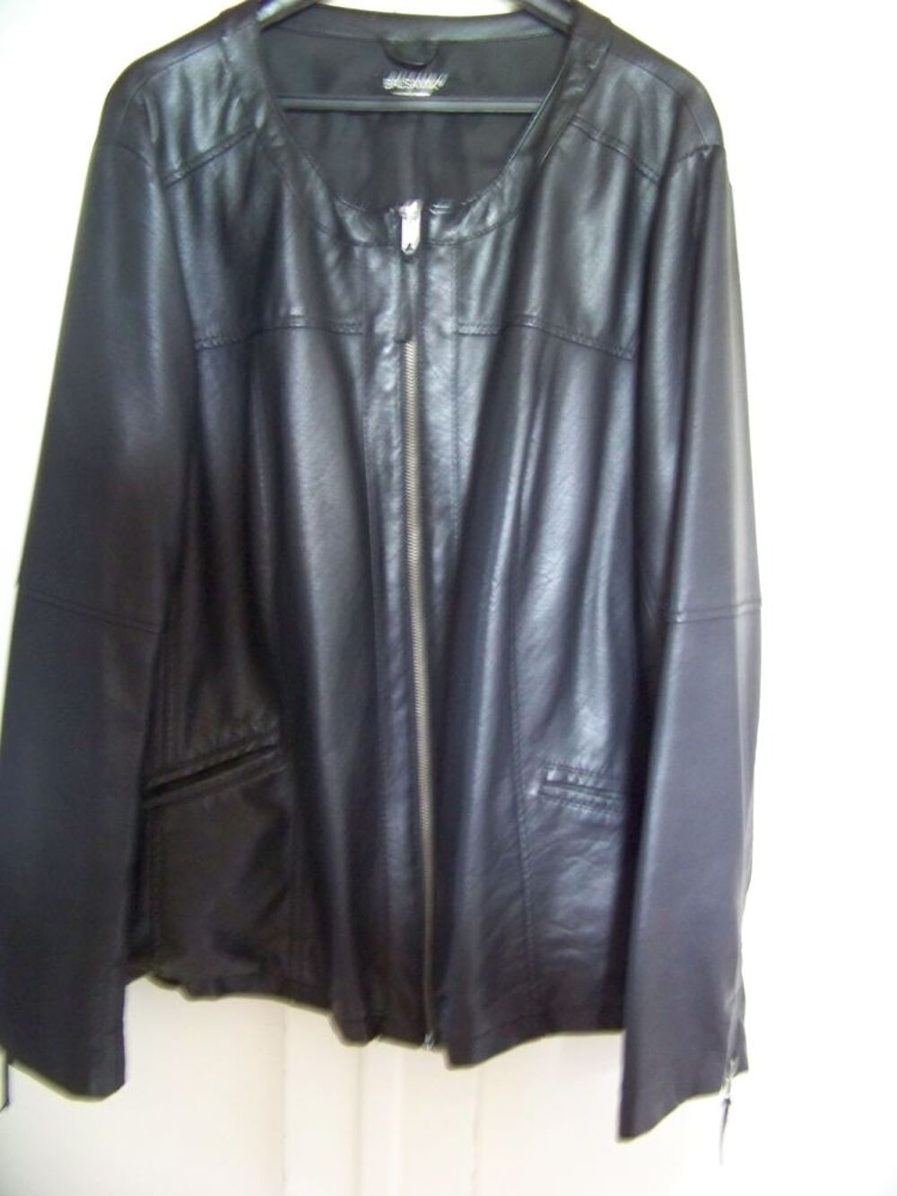 Blouson simili cuir femme	Taille 50/52 Vêtements