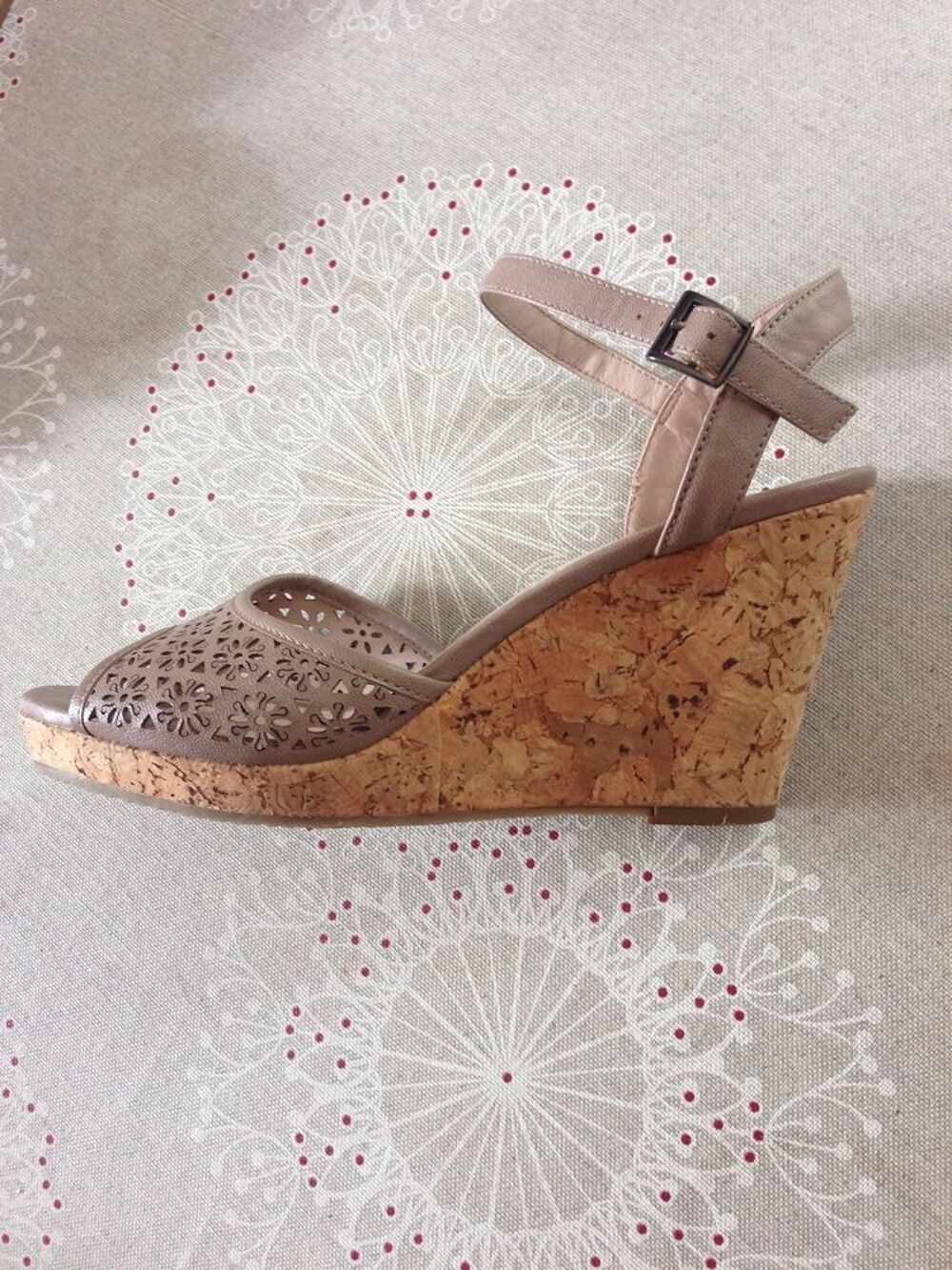Sandales &Eacute;ram couleur taupe. Motif floral Chaussures