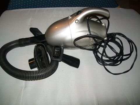 aspirateur voiture 700 W
avec ses accessoires
10 Chadurie (16)