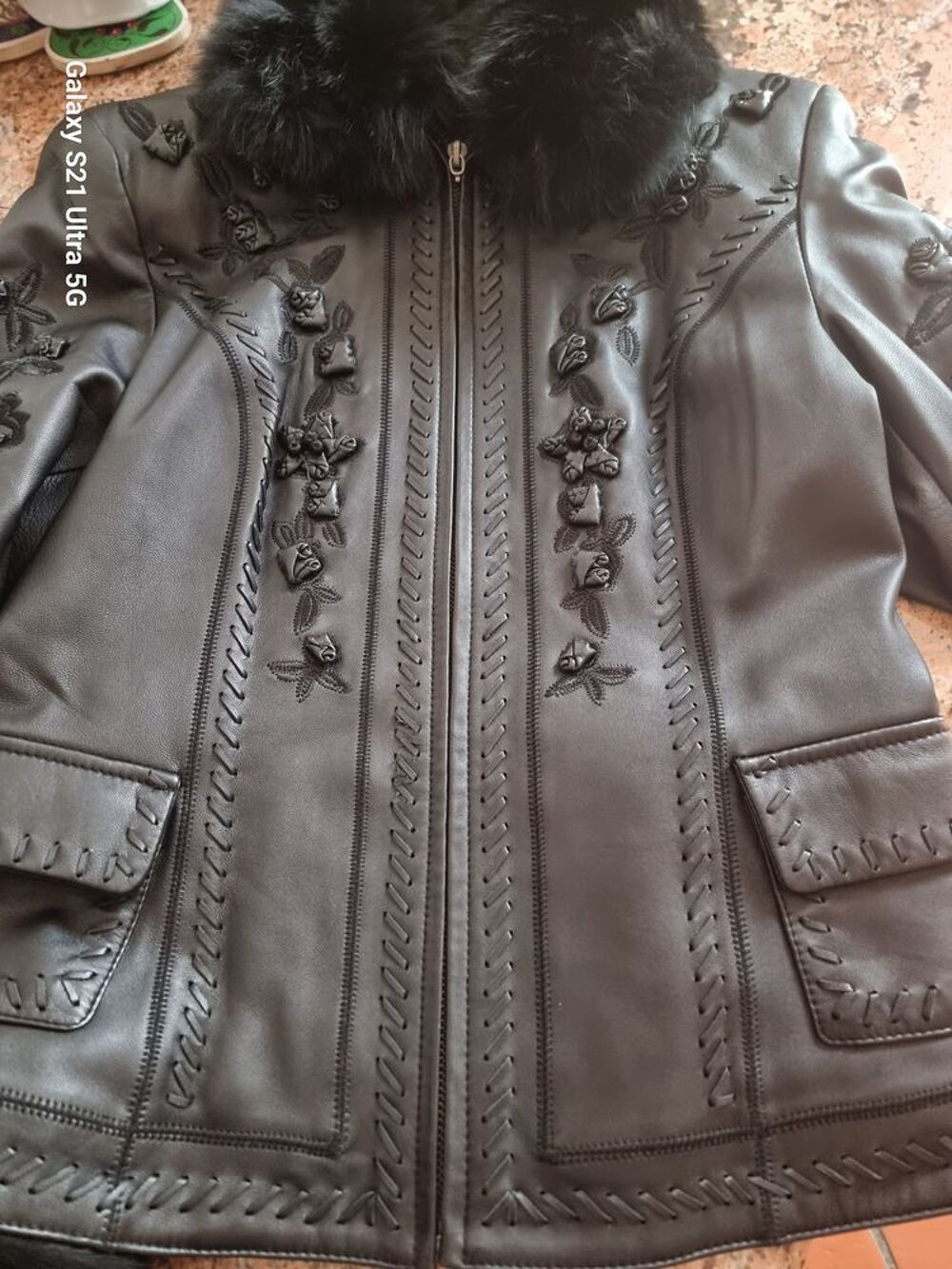 Blouson cuir femme noir brod&eacute;, col et manchons en fourrure Vêtements