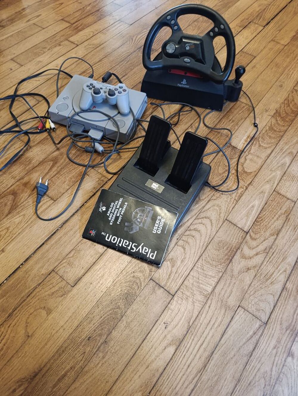 Console Sony PlayStation grise avec manette et volant Consoles et jeux vidéos