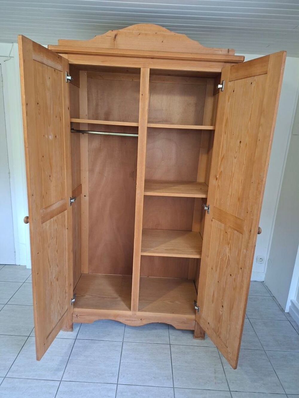 Armoire en pin massif Meubles