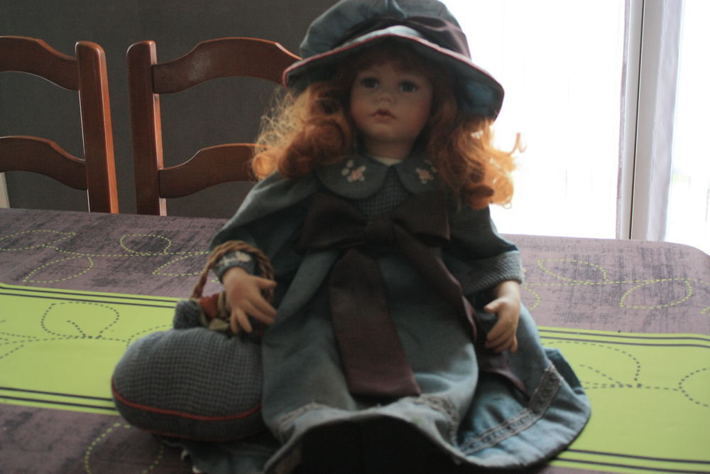 poup&eacute;e en porcelaine 55cm 
