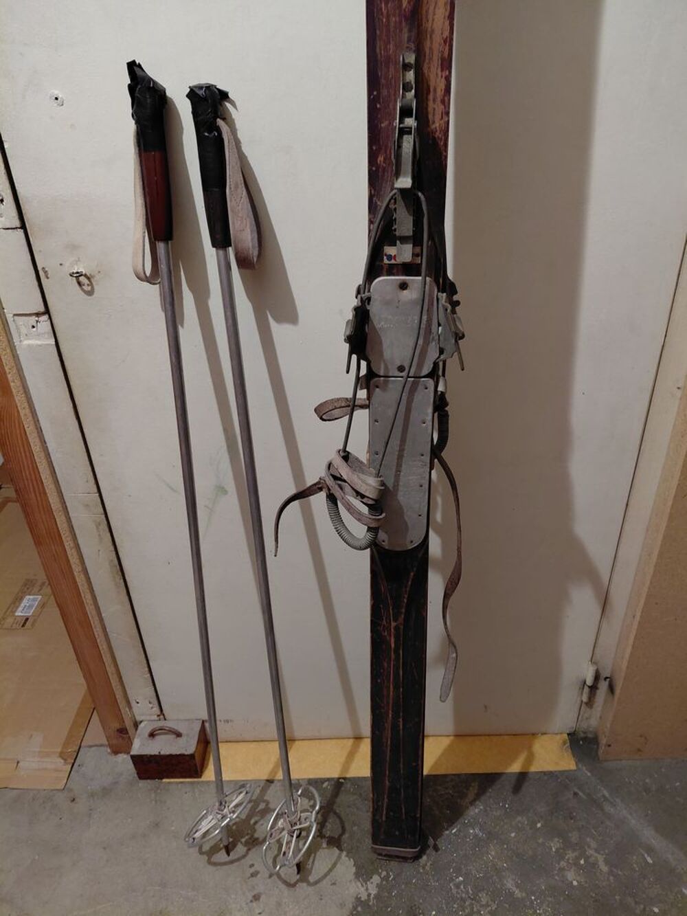Ski Alpin en bois + Batons 