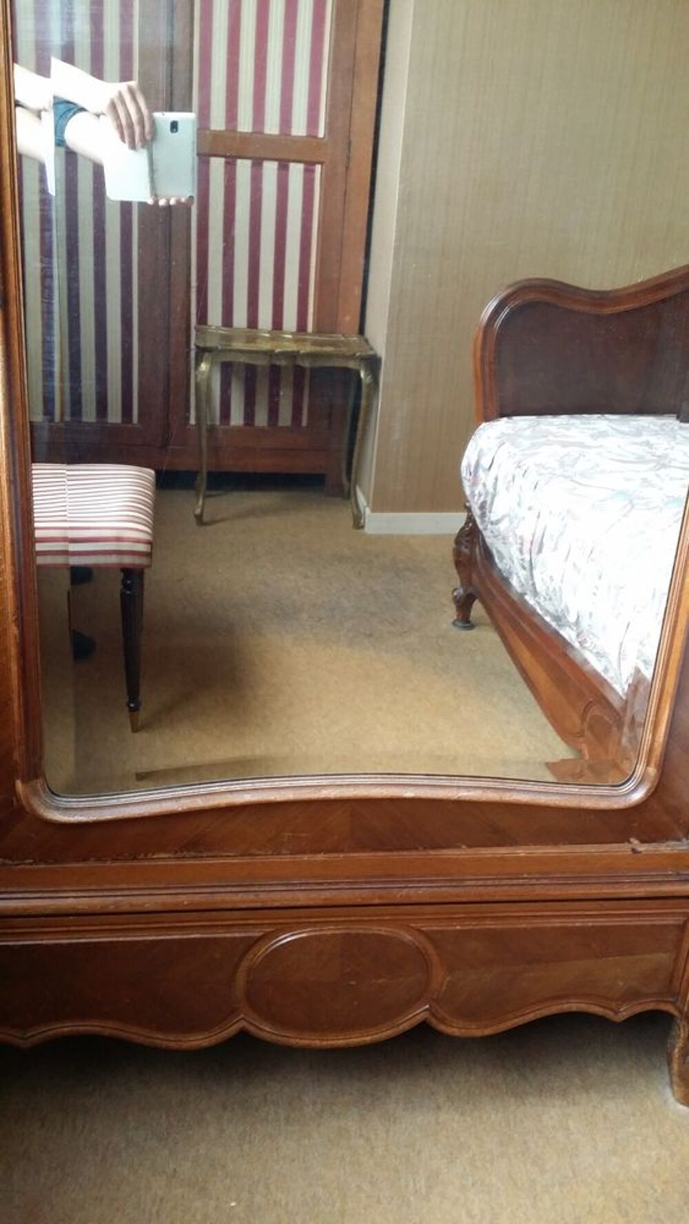 Armoire &agrave; glace &agrave; chapiteau d&eacute;cor&eacute; Meubles