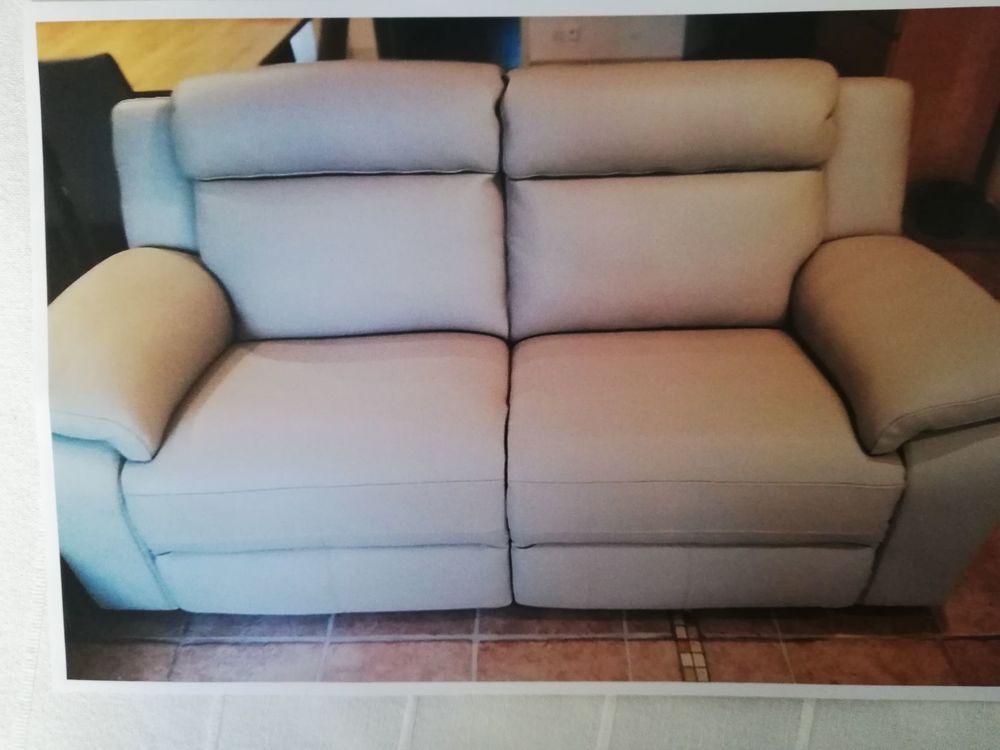 canap&eacute; en cuir DIM 2 places
dimensions : 100x184x98 Meubles