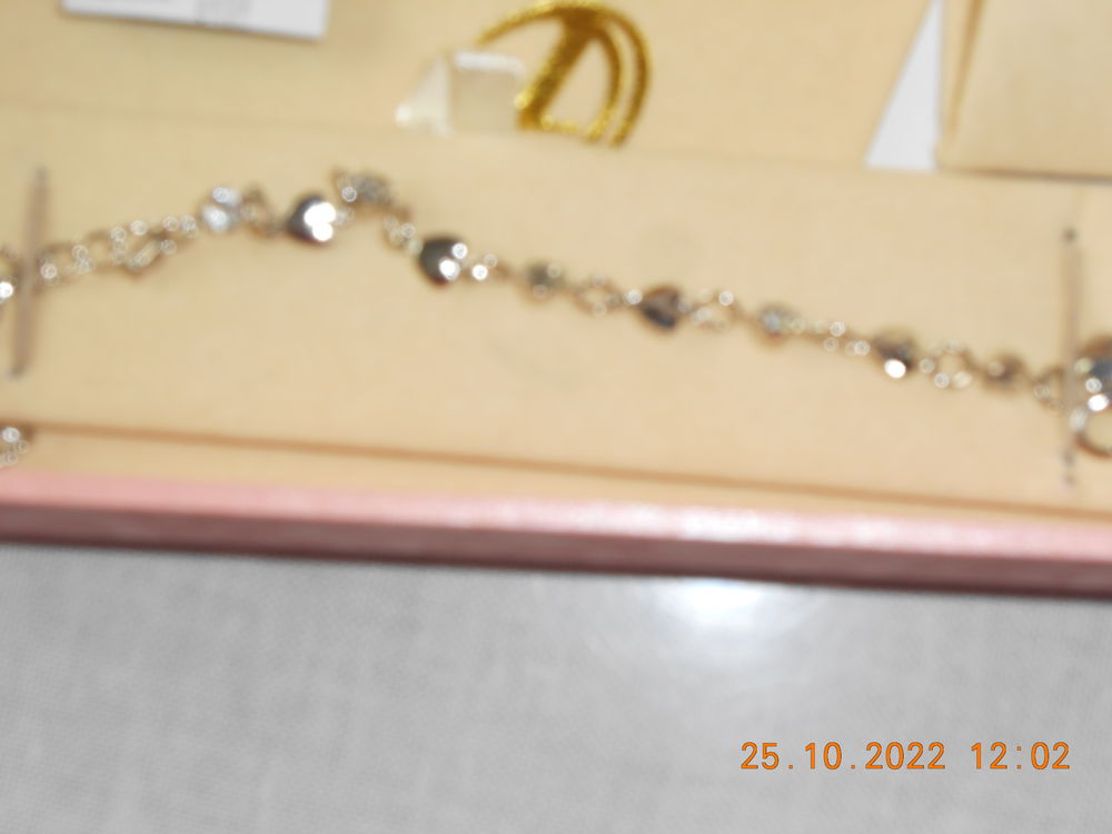 parure de bijoux couleur argent fantaisie dans son &eacute;crin Bijoux et montres