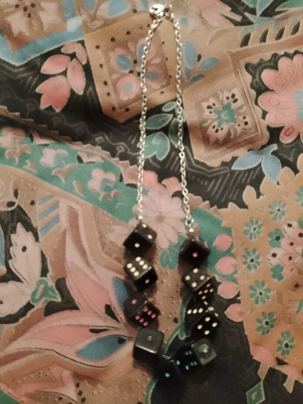 collier d&egrave;s noirs et m&eacute;tal argent&eacute; enfants. Bijoux et montres