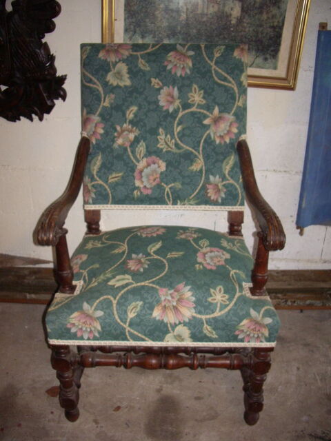 fauteuil de chteau trs ancien tissus damass d'origine
70 Roanne (42)