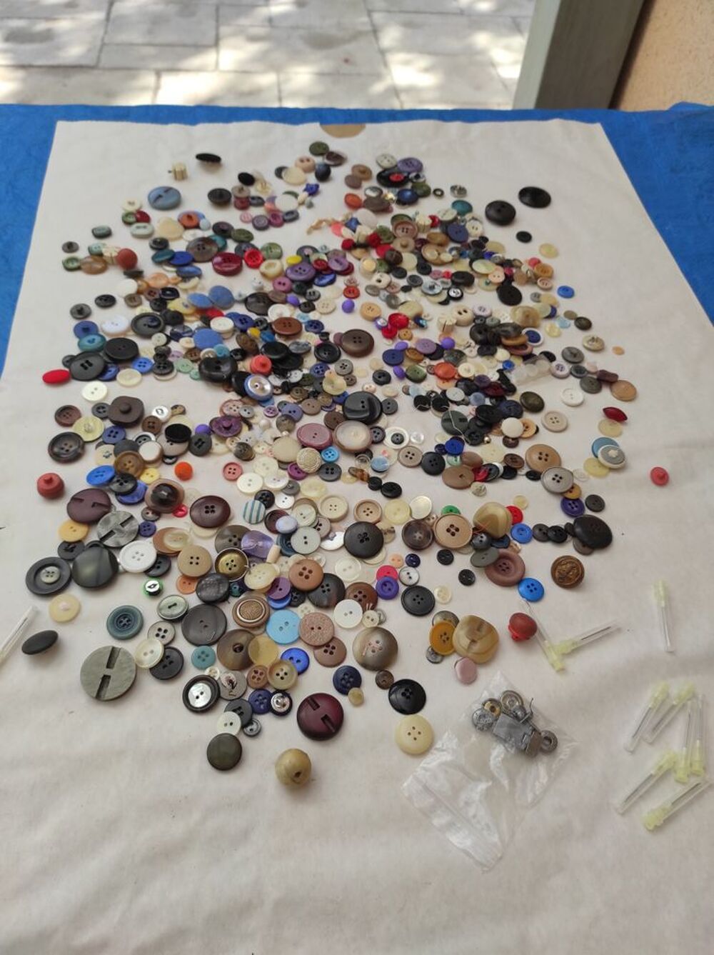  &eacute;norme lot boutons accessoire couture prix de 3 euros Vêtements