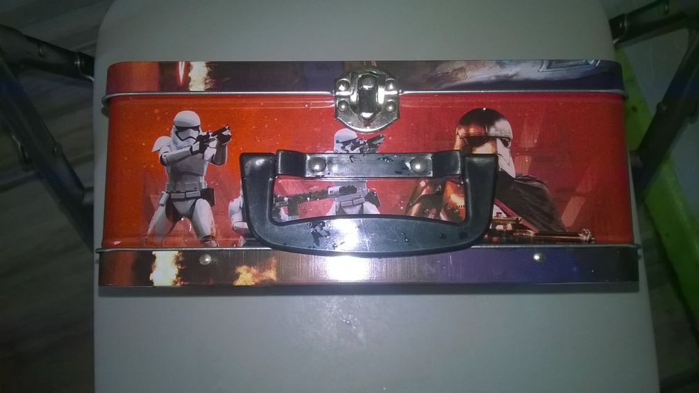 Mallette en fer Star Wars
Avec fermeture
pour gateaux,bonb 