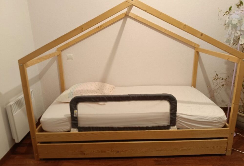Lit cabane + matelas + sommier + prot&egrave;ge matelas Mobilier enfants