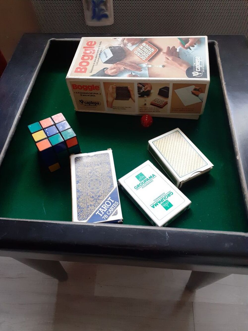  petite table de jeux bois 
Meubles