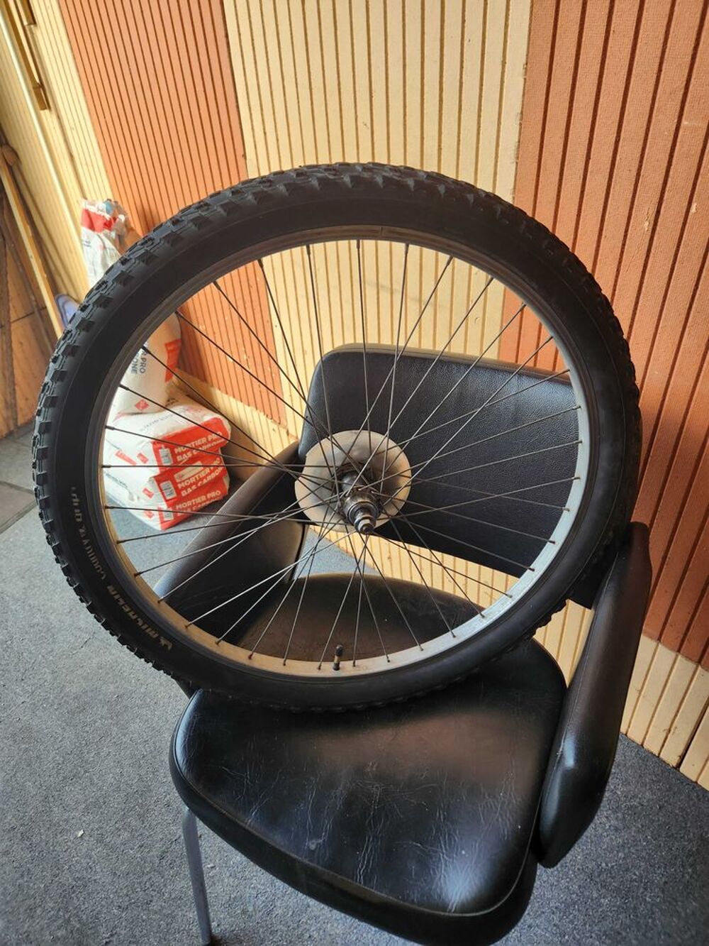 une jante arri&egrave;re VTT de 26 pouces fixations &eacute;crous non voil&eacute;e fixations &eacute;crous 30€+1 pneu 15€ marque Michelin Country Grip'r 26x2.10(54-559) Vélos