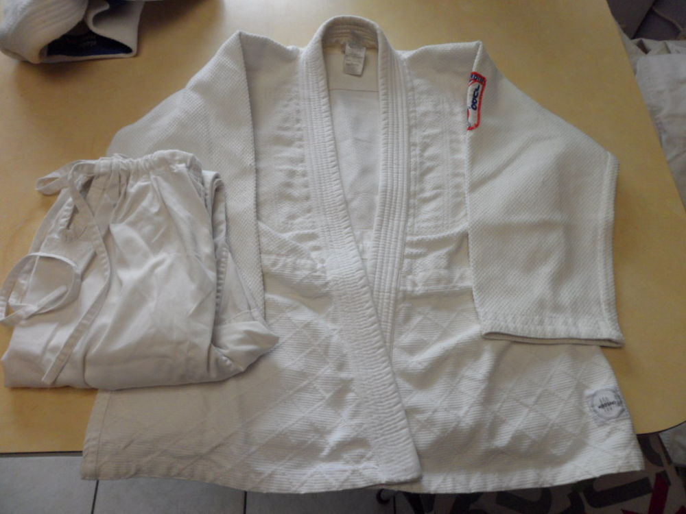 Kimono veste + pantalon + ceinture Judo en 140 Sports