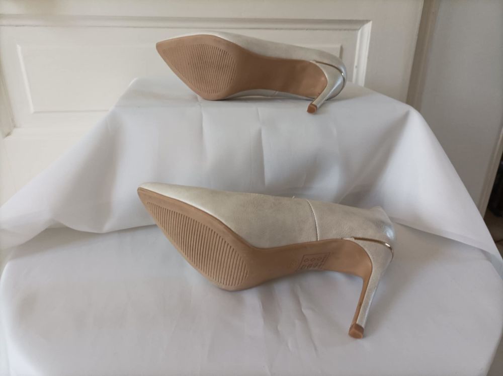 Escarpins tout cuir . Pointure 38 Chaussures