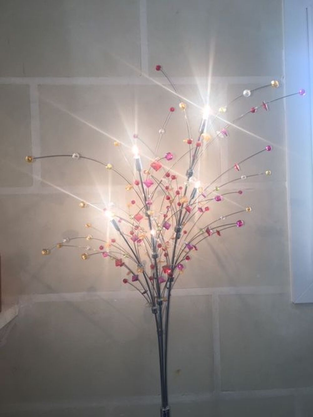 Lampadaire branches argent et perles multicolores Décoration