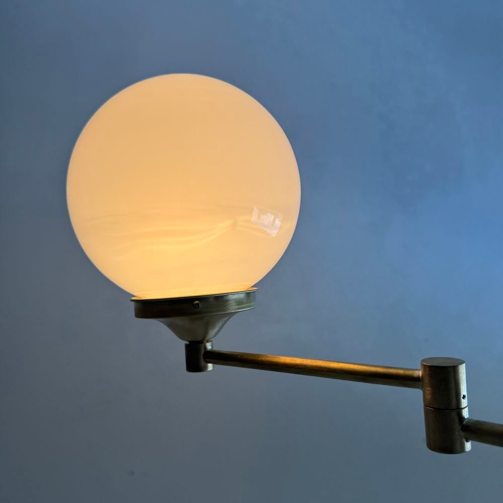 ANCIENNE LAMPE POTENCE LAITON &amp; OPALINE VINTAGE
D�coration