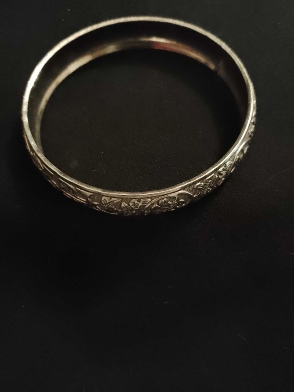 bracelet en m&eacute;tal argent&eacute;. Bijoux et montres