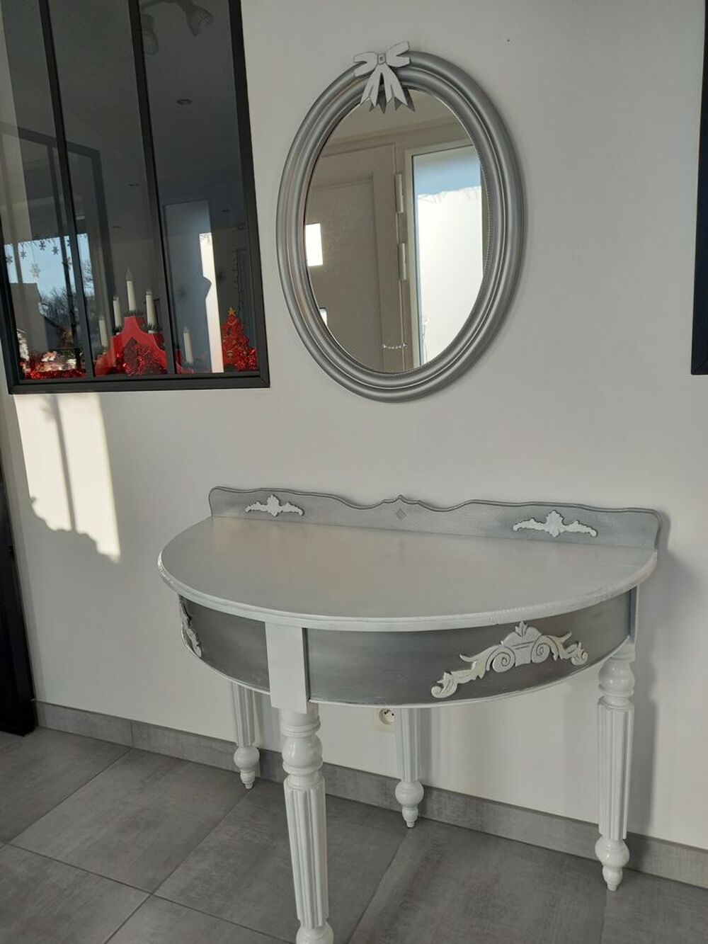 Console de style avec miroir. Meubles