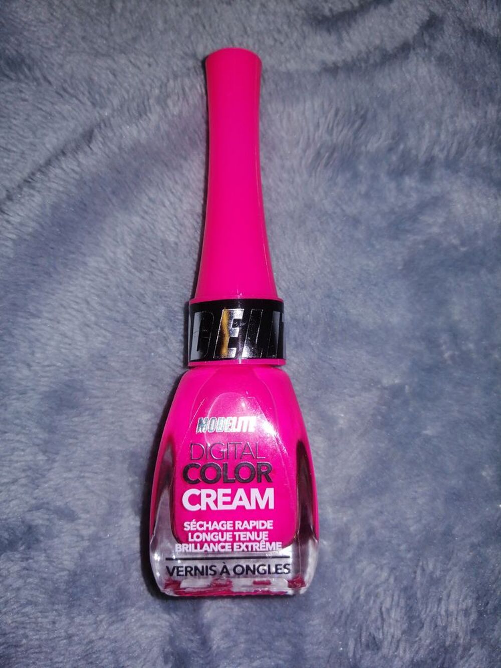 Vernis a ongles.
Rose. Vêtements