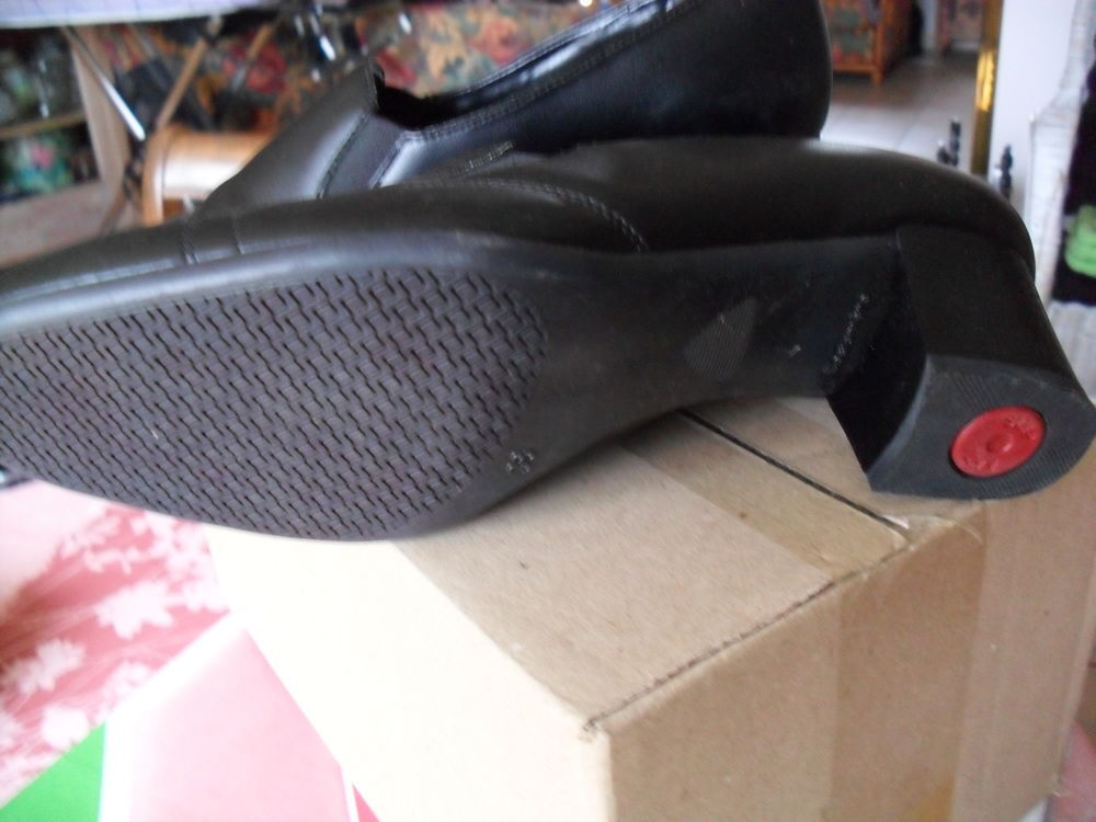 CHAUSSURES tr&egrave;s confortables FEMME
POINTURE 38 Chaussures