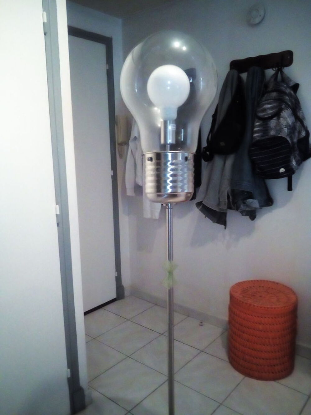2 luminaires sur pied design moderne Décoration