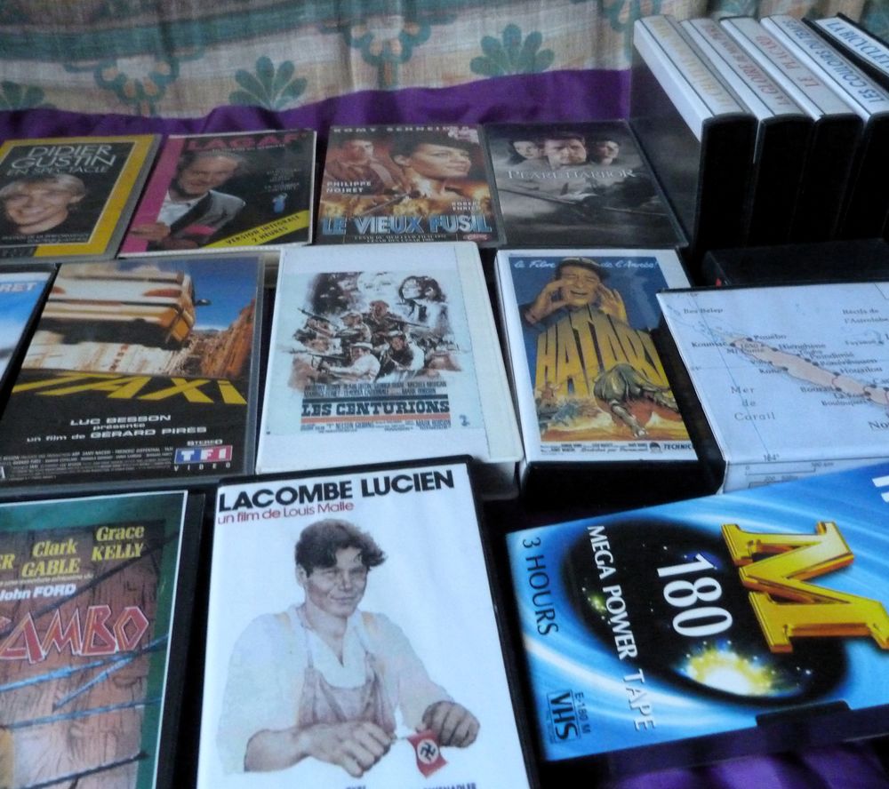 34 cassettes VHS vieux films et films de guerre et une neuve Audio et hifi